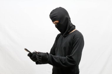 Hırsız beyaz arka planda izole edilmiş akıllı telefonu hackliyor.