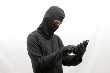 Hırsız beyaz arka planda izole edilmiş akıllı telefonu hackliyor.