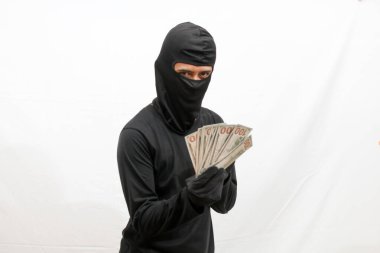 Beyaz arka planda çok sayıda dolar tutan hırsız.