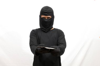 Beyaz arka planda çok sayıda dolar tutan hırsız.