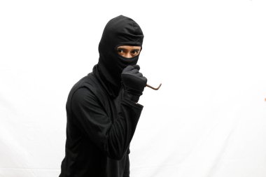 Hırsız küçük kerpetenle para deposuna giriyor, beyaz arka planda izole edilmiş.