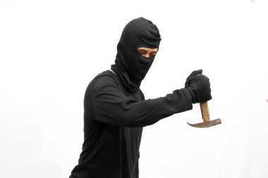 Beyaz arka planda çekiç tutan hırsız.