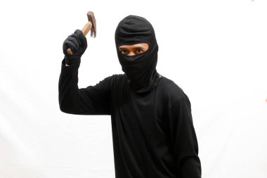 Beyaz arka planda çekiç tutan hırsız.