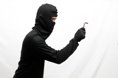 Hırsız küçük kerpetenle para deposuna giriyor, beyaz arka planda izole edilmiş.