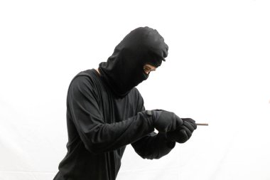 Hırsız küçük kerpetenle para deposuna giriyor, beyaz arka planda izole edilmiş.