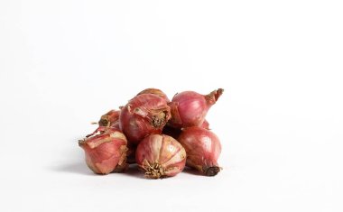 Beyaz arkaplanda saf kırmızı soğan izole edildi