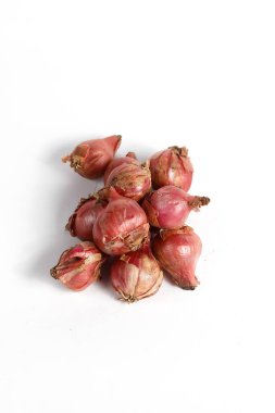 Beyaz arkaplanda saf kırmızı soğan izole edildi