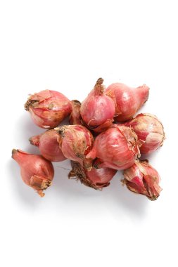 Beyaz arkaplanda saf kırmızı soğan izole edildi