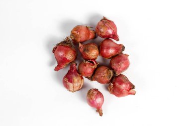 Beyaz arkaplanda saf kırmızı soğan izole edildi