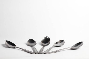 Beyaz arka planda izole edilmiş demir kaşıklar. Ev aletleri.