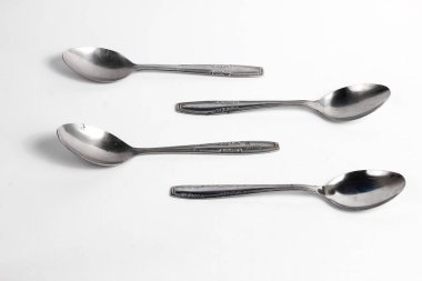 Beyaz arka planda izole edilmiş demir kaşıklar. Ev aletleri.