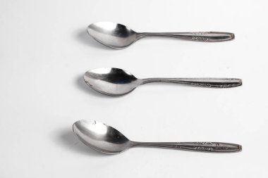 Beyaz arka planda izole edilmiş demir kaşıklar. Ev aletleri.