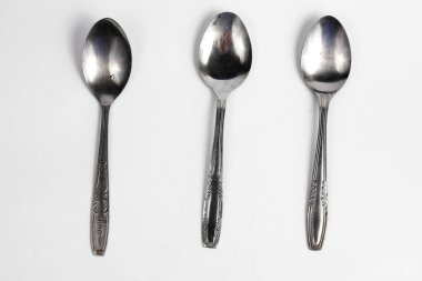 Beyaz arka planda izole edilmiş demir kaşıklar. Ev aletleri.
