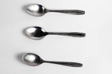 Beyaz arka planda izole edilmiş demir kaşıklar. Ev aletleri.