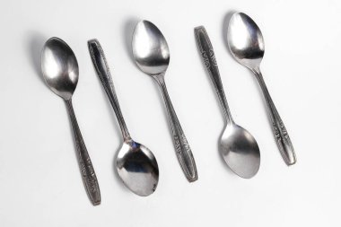 Beyaz arka planda izole edilmiş demir kaşıklar. Ev aletleri.