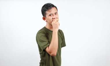 Beyaz arka planda izole edilmiş çikolata reçelli tost giyen Asyalı bir adam.