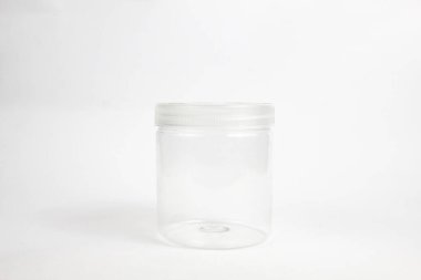 Beyaz arka plan üzerinde izole plastik kavanoz