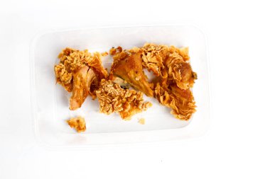 Beyaz arka planda izole edilmiş saydam mika kabında saklanmış çıtır Kentucky tavuğu.