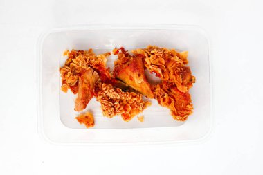 Beyaz arka planda izole edilmiş saydam mika kabında saklanmış çıtır Kentucky tavuğu.