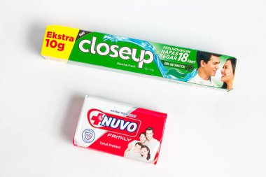 Endonezya, Sukoharjo - 19 Haziran 2025: Beyaz zemin üzerinde izole edilmiş nane ve nuvo banyo sabunu