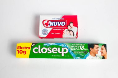 Endonezya, Sukoharjo - 19 Haziran 2025: Beyaz zemin üzerinde izole edilmiş nane ve nuvo banyo sabunu