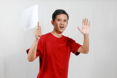 Asyalı adam beyaz bayrak tutarken teslim olarak ellerini kaldırdı.