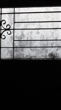 Mahkumların açık pencereli ve demir parmaklıklı tutulduğu karanlık oda.