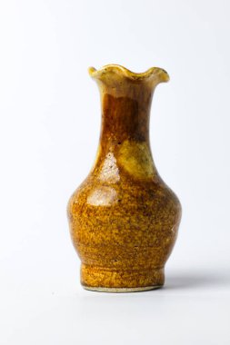 Küçük saksı hatırası, çiçek saksısı süslemesi beyaz arka planda izole edilmiş.