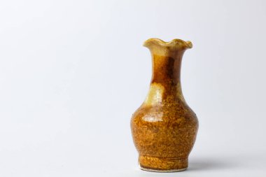 Küçük saksı hatırası, çiçek saksısı süslemesi beyaz arka planda izole edilmiş.