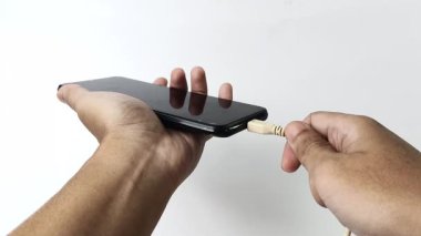Akıllı telefon şarj etmek için kablo kullanıyor. Teknoloji, bağlantı ve güç ve pil ihtiyacını gösterir..