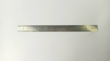 Demir cetvel okul ekipmanları beyaz arkaplan izole