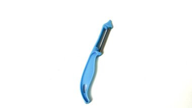 meyve ve sebze soyacağı beyaz arkaplanda izole.