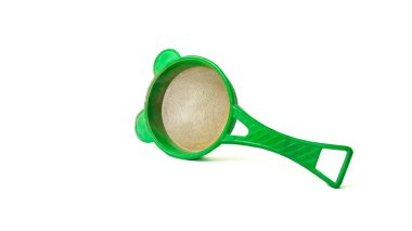 Beyaz arkaplanda izole edilmiş çay süzgeci