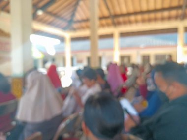 Temel gereksinimleri almak için sıraya giren bir grup insanın bulanık fotoğrafı