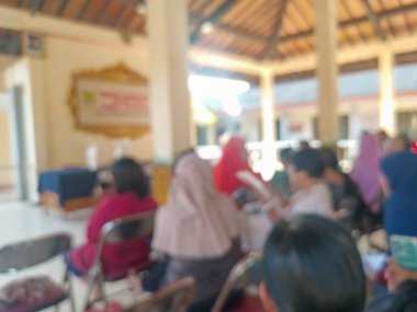 Temel gereksinimleri almak için sıraya giren bir grup insanın bulanık fotoğrafı