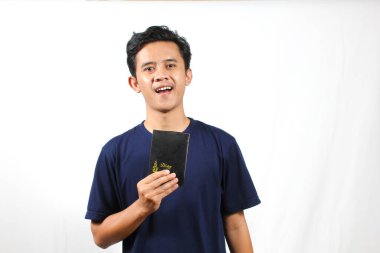 Genç Asyalı adam akıllı telefonunun boş ekranını gösteriyor.