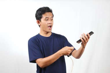 Asyalı adam akıllı telefondan şarj kablosunu çıkardığında şok oldu