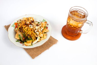 Solo tofu kupat şeklinde geleneksel yiyecek ve içecek menüsü ve beyaz arka planda izole edilmiş tatlı buzlu çay.