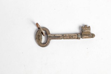 Paslı ev anahtarı izole edilmiş beyaz arkaplan.