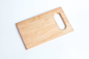 Bir ucu kesilmiş tahta kesme tahtası, beyaz bir arka planda izole edilmiş..