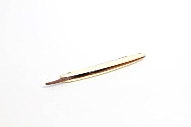 Paslı düz jiletle izole edilmiş beyaz arka plan.