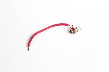 Pilot lamba, kabloya sarılı küçük bir lamba, saat pili ya da akümülatörle aydınlatılmış, beyaz arka planda izole edilmiş. Genellikle motosiklet ışıklarında kullanılır..