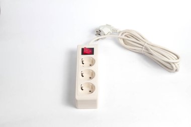 Gri arka planda kırmızı bujili elektrik düğmesi