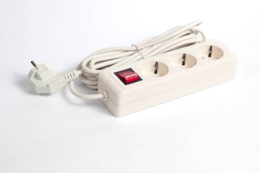 Kırmızı prizli beyaz güç çıkışı