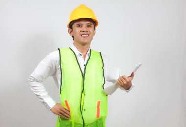 maden yöneticisi beyaz arkaplanda izole edilmiş raporu kontrol ediyor