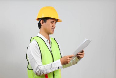 maden yöneticisi beyaz arkaplanda izole edilmiş raporu kontrol ediyor