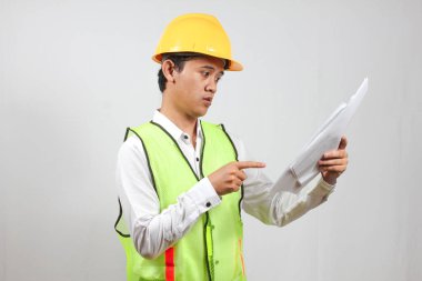 Maden müdürü astının raporunu düzeltti. Parmağını gazeteye doğrulttu. Güncellenmesi gereken küçük bir hata vardı..