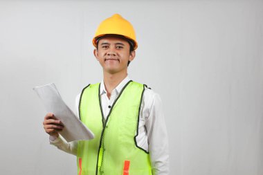 maden yöneticisi beyaz arkaplanda izole edilmiş raporu kontrol ediyor