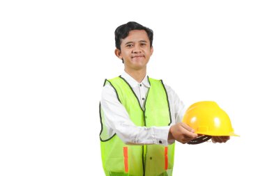 Beyaz gömlekli, yeşil yelekli bir inşaat işçisinin portresi proje kaskı beyaz arka planda izole edilmiş.