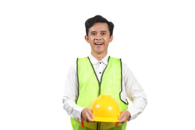 Beyaz gömlekli, yeşil yelekli bir inşaat işçisinin portresi proje kaskı beyaz arka planda izole edilmiş.